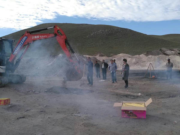 公司杜工、賀工出席烏蘭察布客戶600噸活性石灰回轉(zhuǎn)窯奠基儀式